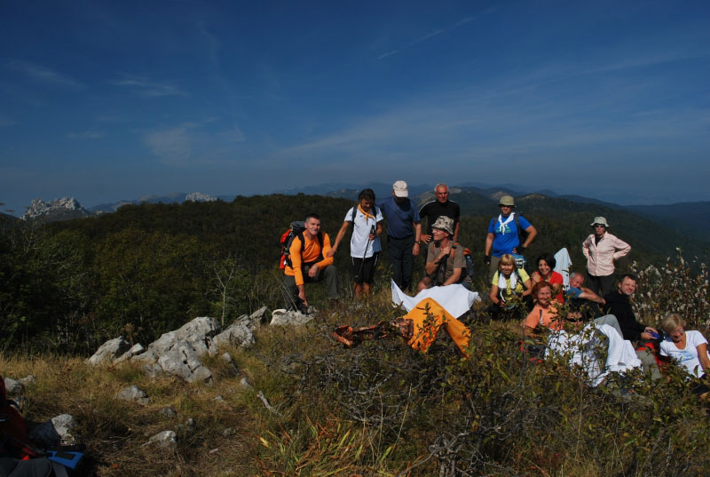 vatrogasna-u-pozadini-Kiza-Bacic-kuk-Budakovo-brdo.JPG