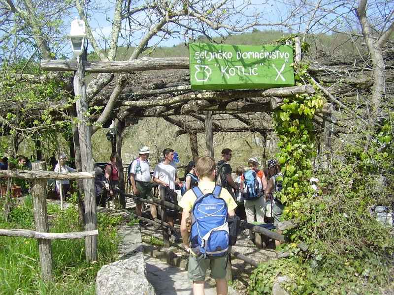 U-Kotlima-pred-konobom-Kotlic.JPG