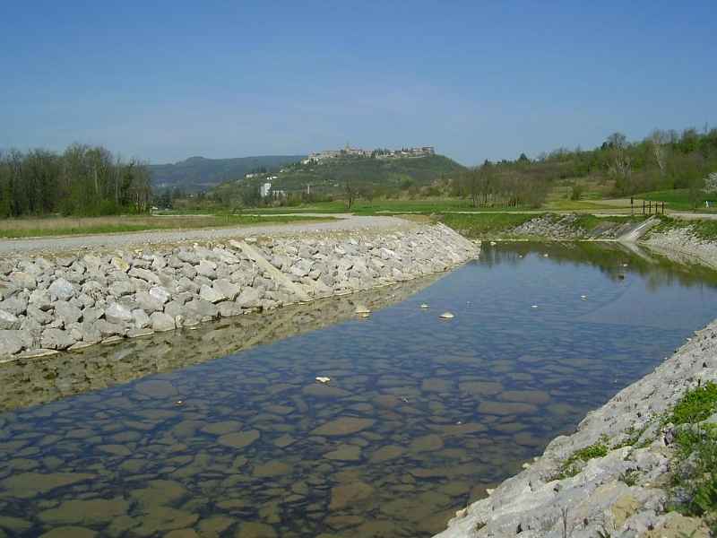 U-daljini-je-stari-Buzet.JPG