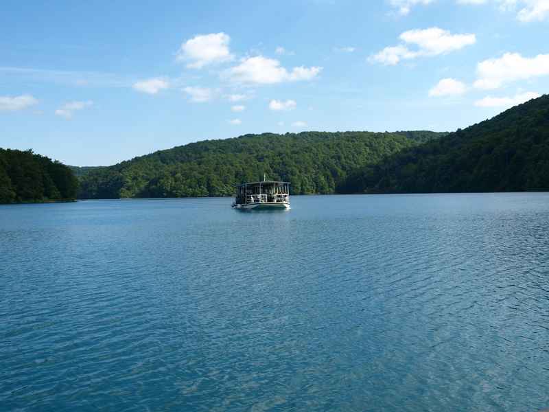 Brod-na-jezeru-Kozjak.JPG