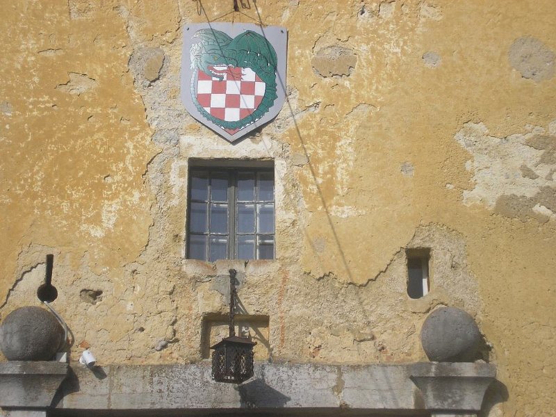 zamjevi_na_ulazu_u_stari_grad.JPG - zmajevi na ulazu u stari grad